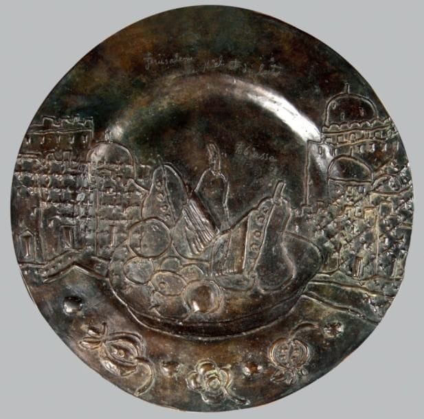 Théo TOBIASSE (né en 1927)
Jérusalem de lait et de miel Plat rond en bronze représentant les murs de la Ville Sainte et une corbeille de fruits. Signé dans l'oeuvre, num. 2/8. Diam: 51,5 cm
