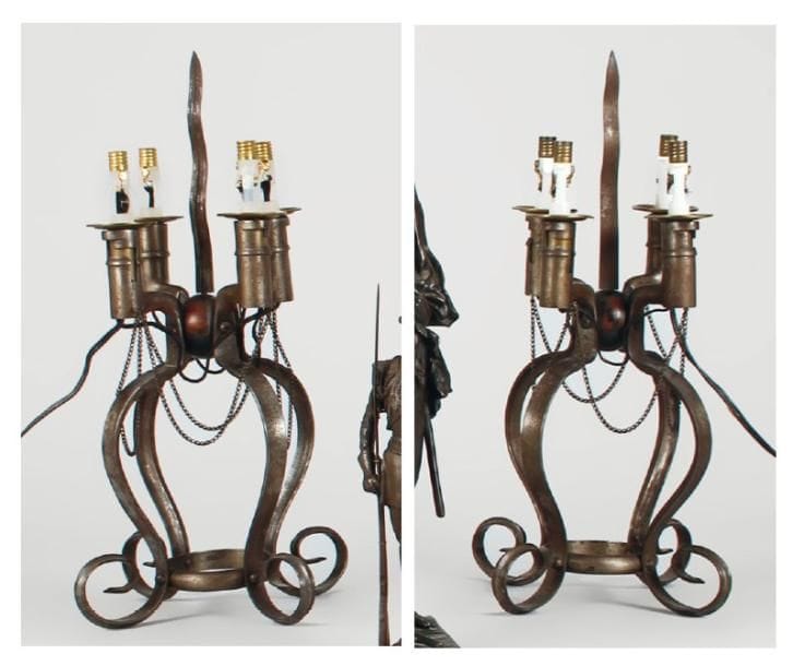Deux chandeliersà quatre bras de lumières, formés de quatre baïonnettes à douille en fer enroulées, d'une pointe de baïonnette à douille flamboyante et d'un boulet. Montés à l'électricité avec lampes bougies. Travail Populaire, fait généralement par des ouvriers de la Manufacture d'armes. T.B.E.