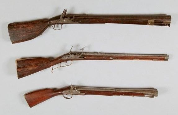 Carabine de vénerie à silex. Fort canon à pans, rayé, tromblonné à la bouche, orné d'un chiffre "LL" entrelacé sous couronne et d'incrustations en argent. Platine à la chenapan, à corps plat, signée "IOH Heinrich Timper" et chien col de cygne à corps plat. Bassinet en fer à pans. Garnitures en laiton cuivré finement gravé de feuillages, rinceaux feuillagés, cerfs et chasseurs. Crosse à joue à tiroir en noyer sculpté avec pièce de pouce et chiffre incrusté. Baguette en bois. B.E. (manque la vis et la mâchoire supérieure du chien). Heinrich Timper Brunswick. 1720-1750.
