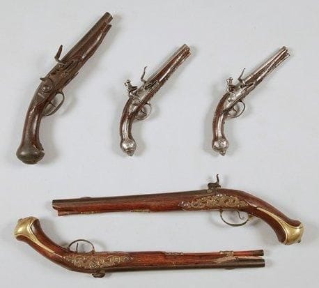 Pistolet de dragon à silex du type 1735. Canon rond à pans au tonnerre. Platine signée "Fran" et "Ant-Pinel" et chien à corps plats. Garnitures en laiton (oxydé). Dans l'état. 2ème quart du XVIIIe siècle. (canon raccourci, accident et manque au fut, partie supérieure du chien manquante).