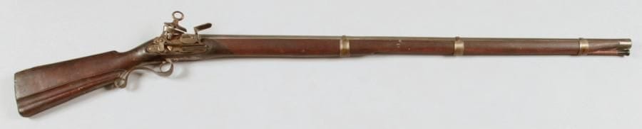 Fusil de chasse Espagnol. Canon rond à pans poinçonné au tonnerre (illisible). Platine à la miquelet frappée "DV". Garnitures en fer découpé et gravé. Crosse à la catalane en noyer. Baguette en bois. E.M. Fin XVIIIe siècle. (Soudure à la queue de culasse, piqûres, enture du fût).
