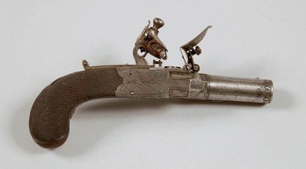 Curieux pistolet à coffre, à silex, de borgne. Canon rond de 43 mm., déporté vers la gauche, à balle forcée, gravé de feuillages à la bouche, à pans au tonnerre, signé sur un côté "W.H. Mortimer", sur l'autre côté "London" et poinçons. Coffre gravé de feuillages. Détente rentrante. Sûreté à l'arrière du chien. Crosse en noyer finement quadrillé avec pièce de pouce en argent. T.B.E. Vers 1800. La grande curiosité de ce pistolet se trouve sur le canon qui est complètement décentré sur le côté gauche. Mortimer Harvey Walkate (Henry William). Londres 1753-1819.