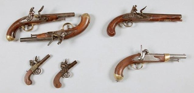 Pistolet d'arçon modèle 1822 T. Canon rond à pans au tonnerre avec marquages. Platine gravée "Mre Rle de Charleville". Garnitures en laiton poinçonné. Crosse en noyer avec marquages (relevés). Baguette en fer. A.B.E.