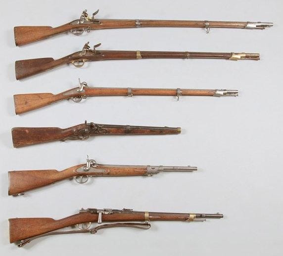 Mousqueton d'artillerie modèle 1866-74 M80. Canon rond à pans au tonnerre bronze. Garnitures en laiton. Crosse en noyer avec marquages et daté 1877. Bretelle en cuir. Tout au même numéro (sauf baguette). A.B.E.