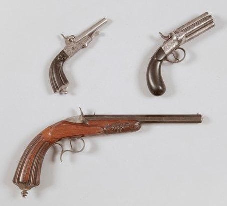 Rare et étonnant revolver poivrière Rissack, à balles forcées, à percussion par aiguille, simple action, quatre coups, rotation manuelle. Canons rayés, ronds de 65 mm, séparés, en damas frisé. Coffre arrondi, gravé de rinceaux feuillagés et fleurs. Détente sous pontet, marqué sur la queue "Rissack.tent". Crosse en ébène. B.E. Vers 1850-1860. Fabrication Liégeoise. Provenance: Collection Arman. Rissack Jean-Jacques (père & fils): Armuriers et Inventeurs à Herstal (Liége) de 1847 à 1863. Ils déposent une vingtaine de brevets sur les cartouches et les revolvers.