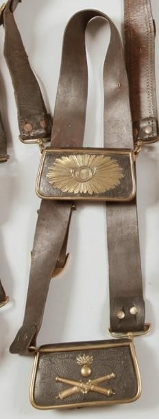 Giberne d'officier d'artillerie 1860-1880. Coffret en cuir noir. Motif aux canons croisés sous grenade, côtes et garnitures en laiton. Bandoulière de troupe en cuir noir. Boucle et motif en laiton. A.B.E. Époque IIIe République.