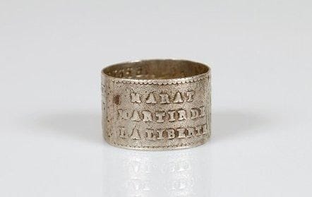 Rare anneau en argent frappé: Marat. Martir de la liberté et Le Pelletier. Martir de la liberté encadrant les profils de Marat, Chalier, et Le Pelettier, Poids: 5 gr. A.B.E. Époque révolutionnaire. Historique: Marat, Le Pelletier de Saint Fargeau et Chalier sont trois révolutionnaires officiellement considérés comme "martyrs de la République" par la Convention en 1793, les deux premiers ayant été assassinés et le dernier guillotiné par des insurrectionnaires lyonnais.