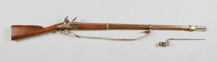 Fusil de Gardes du Corps de Monsieur, 2e modèle 1816, à silex. Canon rond, à pans au tonnerre, poinçonné. Platine à tambour, poinçonnée de la fleur de lys, gravée "Saint Etienne Mfre Royale". Garnitures en laiton poinçonné. Baguette en fer. Crosse en noyer avec pièce de pouce ovale portant l'inscription "Gardes du corps de Monsieur" (fleurs de lys des armes de Monsieur effacées, ce fusil ayant continué à servir sous Louis-Philippe, voir les cachets de la crosse). Frappé au talon "FS 722". Cachets sur la crosse "PLD" au coq dans un rond et "VDF" dans un triangle. Bretelle en buffle blanchi. B.E. Avec une baïonnette à douille.