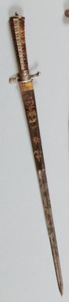 Fin couteau de vénerie. Poignée en corne garnie de baguettes de nacre. Monture en agent. Pommeau et garde en "S" en argent ciselé de feuillages et de coquilles. Lame droite à dos plat, contre-tranchant et pans creux, gravée, dorée et bleuie au tiers (traces d'oxydation). B.E. Époque Louis XV.
