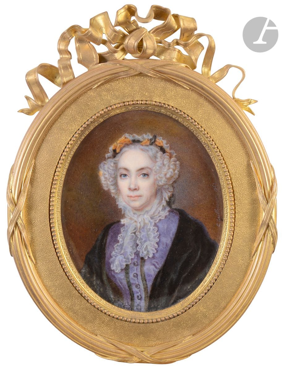 Caroline Anne HAILLECOURT (Metz, 1817- Metz, 1869). 
Femme au regard perdu, en robe mauve, châle noire, un ruban orange et noir dans sa coiffe de dentelle nouée sous le cou
Miniature ovale sur ivoire
Signée et datée à droite : « C. Haillecourt 1863 »
9,1 x 7,2 cm à vue
(mouillure en périphérie)
Beau cadre en bronze doré à nœud de rubans formant chevalet, H. totale 16,5 cm
Poids brut : 393,9 g

Élève à Paris de Mme de Mirbel et à Metz du peintre Laurent Charles Maréchal, elle s’installa à Metz et exposa au Salon de Paris de 1840 à 1863, remarquée par la critique dès 1840 et primée en 1841. Elle exposa aussi régulièrement à Nancy.  Ses miniatures se rencontrent rarement de nos jours, en raison notamment des destructions à Metz pendant la Seconde Guerre mondiale.