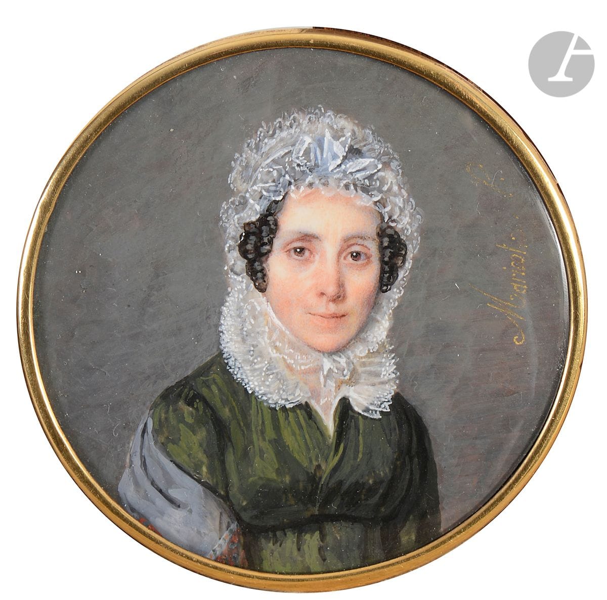 Jean Alexandre MARICOT 
(Paris, vers 1785 - après 1848)
Femme en bonnet de dentelle, robe vert sombre et châle gris
Miniature sur ivoire
Signée et datée à droite à l’or : Maricot F
Diam. 6,6 cm
Cerclage laiton doré, diam. 7,1 cm
Poids brut : 24,3g

Elève de Regnault, médaille d’or au Salon de 1819, mention honorable à celui de 1831 ; médaille d’argent à l’exposition de Douai et d’Arras, mentions honorables à Lille etc.