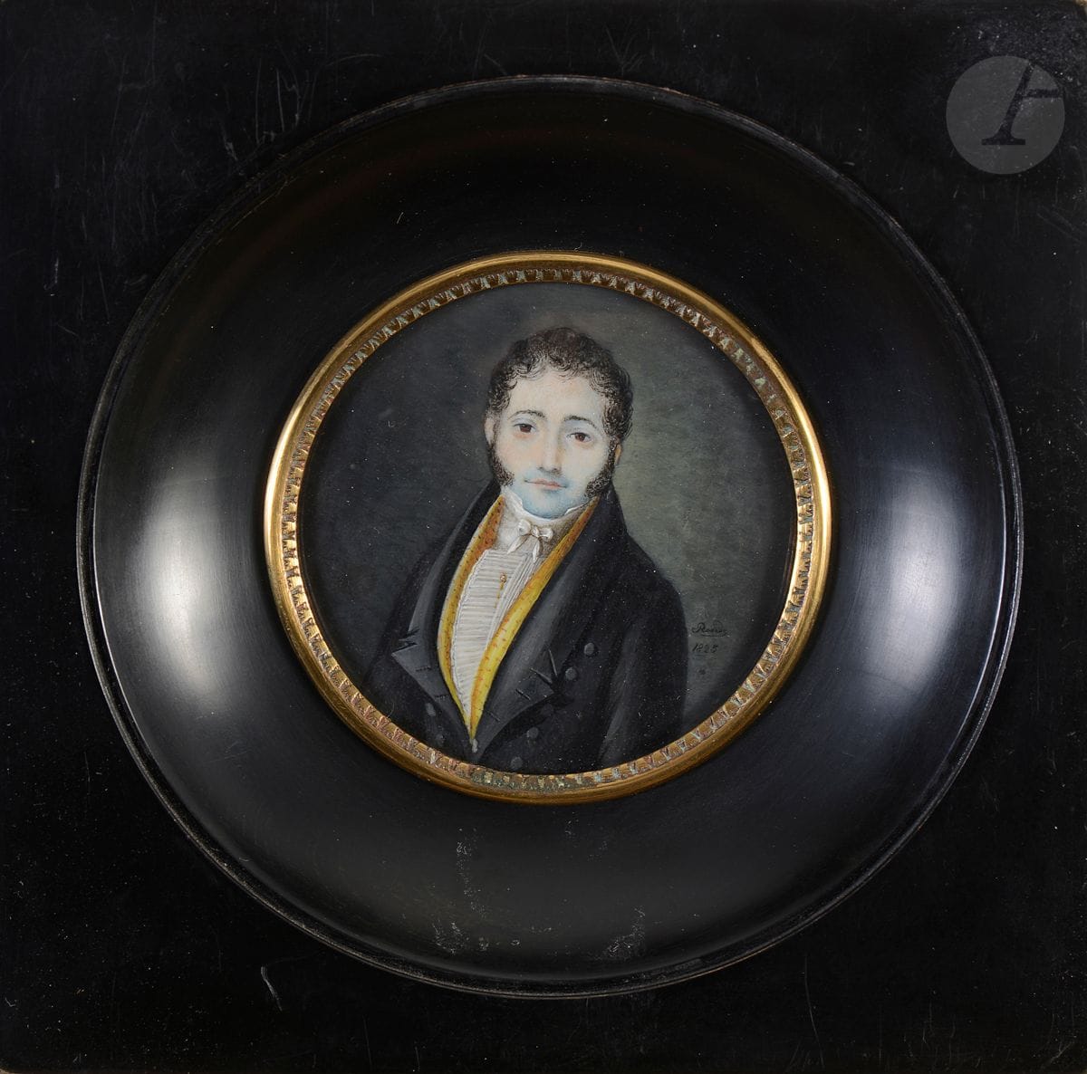 Antoine-Charles ROUEDE
(Toulouse, 1804 - Toulouse, 1882)
Jeune homme brun coiffé de mèches et de favoris, à mi-corps de trois-quarts à gauche, la tête de face, en costume gris anthracite, gilet jaune à pois orange, chemise blanche à jabot de dentelle tuyautée, cravate blanche nouée
Miniature sur ivoire
Signée Rouede / 1825
6 x 5,6 cm 
Cadre en bois vernis rect. 12,3 x 12,3 cm
Poids brut : 110 g

Peintre d’histoire et peintre en miniature, professeur de dessin à l’académie de Toulouse, il peignit des miniatures en début de carrière mais les exemples de sa production sont très rares. Il en exposa au salon des produits des Beaux-arts et de l’industrie de Toulouse.