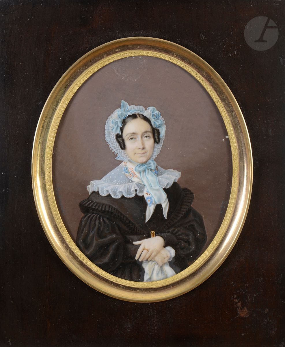 Adolphe de LABROUE (Metz, 1791 - Metz 1863)
Portrait de femme à mi-corps en robe noire, fichu et bonnet bleus, les mains croisées tenant un foulard 
Grande miniature ovale sur ivoire 
Signée à gauche à mine de plomb « Labroue »
Datée à droite « 1837 »,
13,2 x 10,3 cm à vue
(petite tâche et légères écaillures, joint d’artiste visible en haut )
Cadre rect. en bois 20,5 x 17,7 cm
Poids brut : 280,1 g