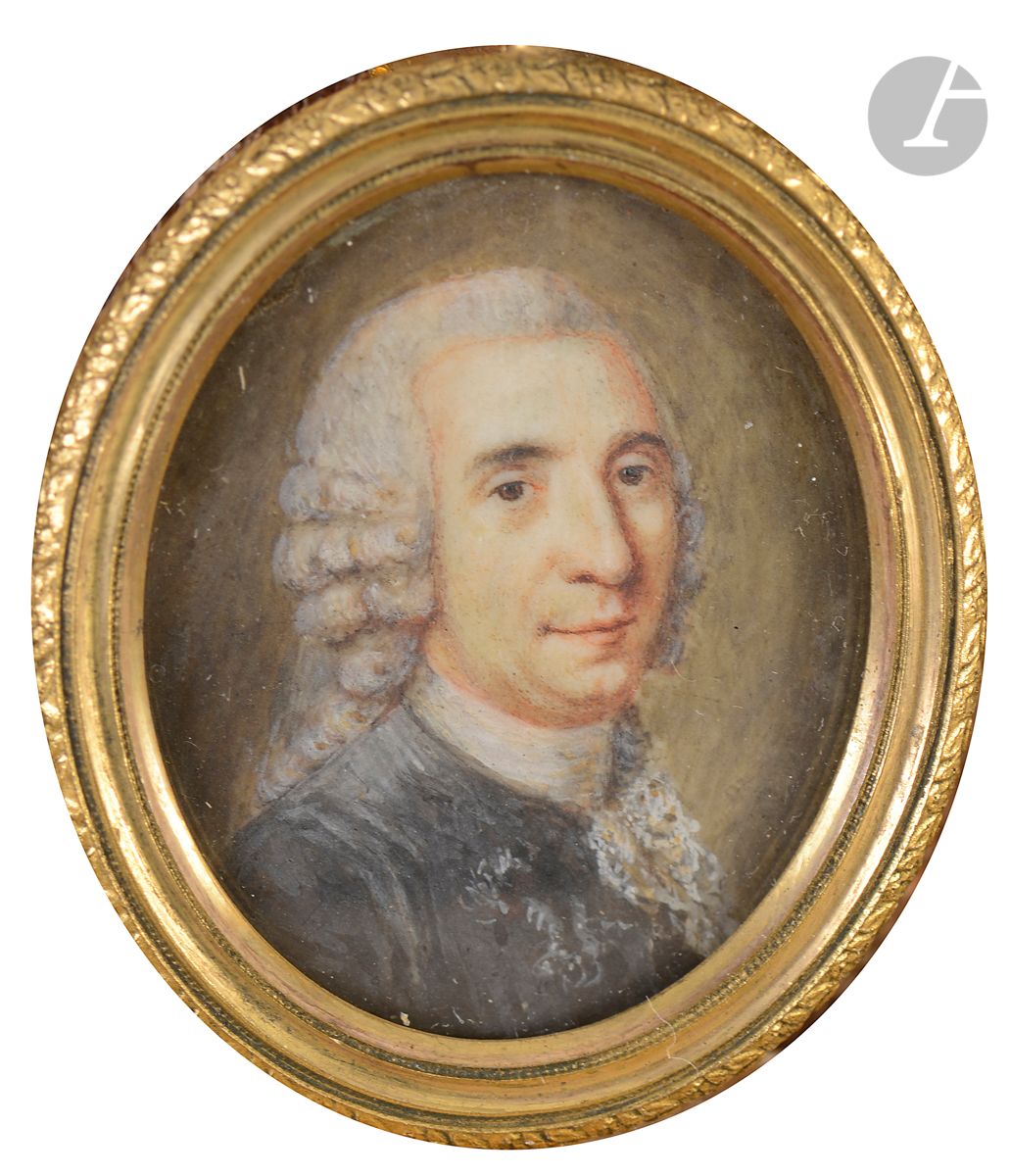 École FRANÇAISE du XVIIIe siècle
Portrait d’homme en perruque costume anthracite et jabot, en buste vers la droite
Miniature sur ivoire
3 x 2,5 cm à vue
Dans un médaillon du XIXe siècle en laiton doré formant chevalet, 4,2 x 3,1 cm
Poids brut : 15 g