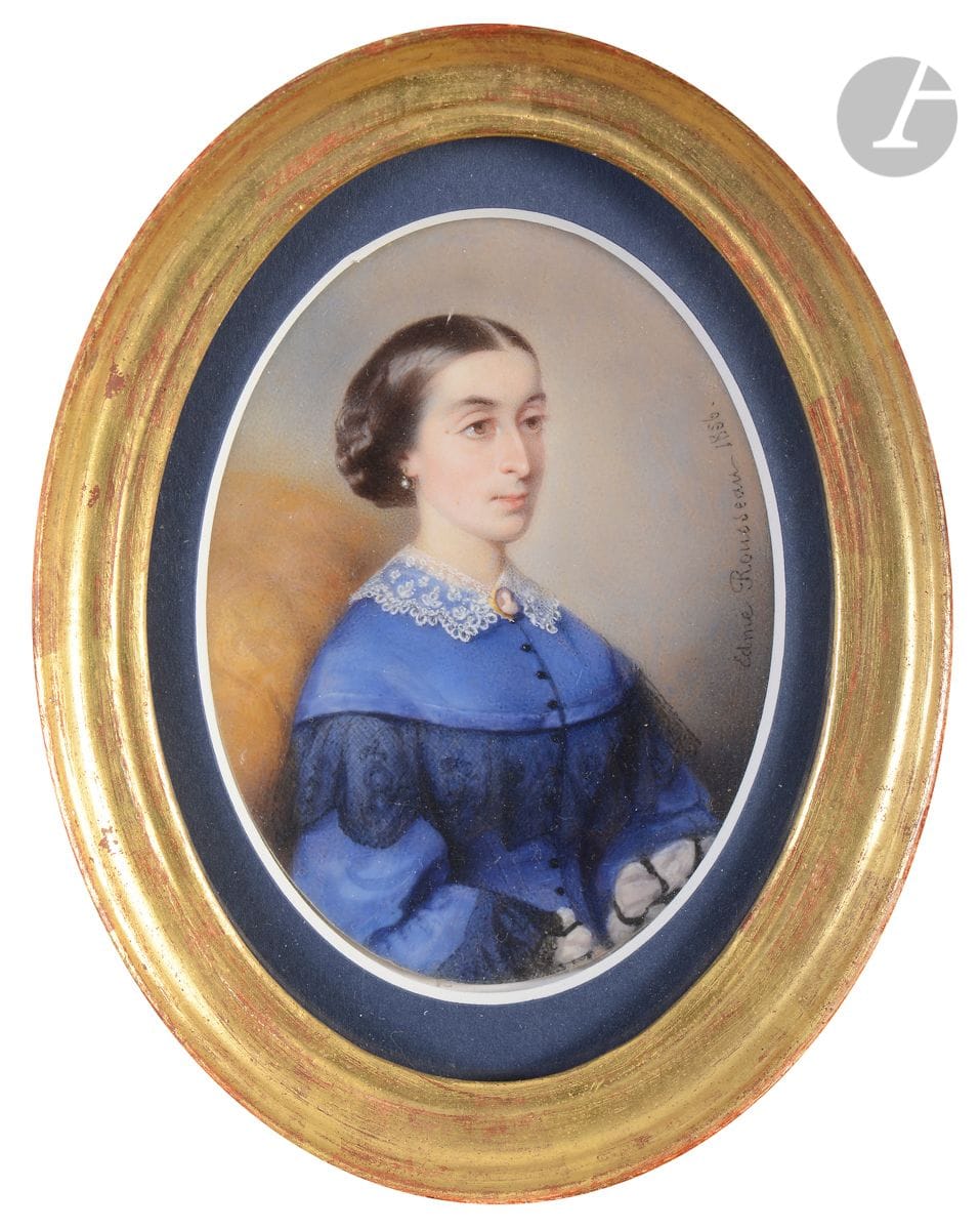 Edmé ROUSSEAU (Paris, 1815 - Paris, 1858) 
Portrait de femme de à mi-corps de trois-quarts à droite en robe bleue et dentelle noire, manches à crevés, un camée au cou.   
Miniature ovale sur ivoire
Signée et datée à droite « Edme Rousseau 1856 ». 
10,6 x 7,6 cm à vue 
Sous passe-partout dans un cadre ovale de bois doré 16,6 x 12,8 cm
Poids brut : 133 g