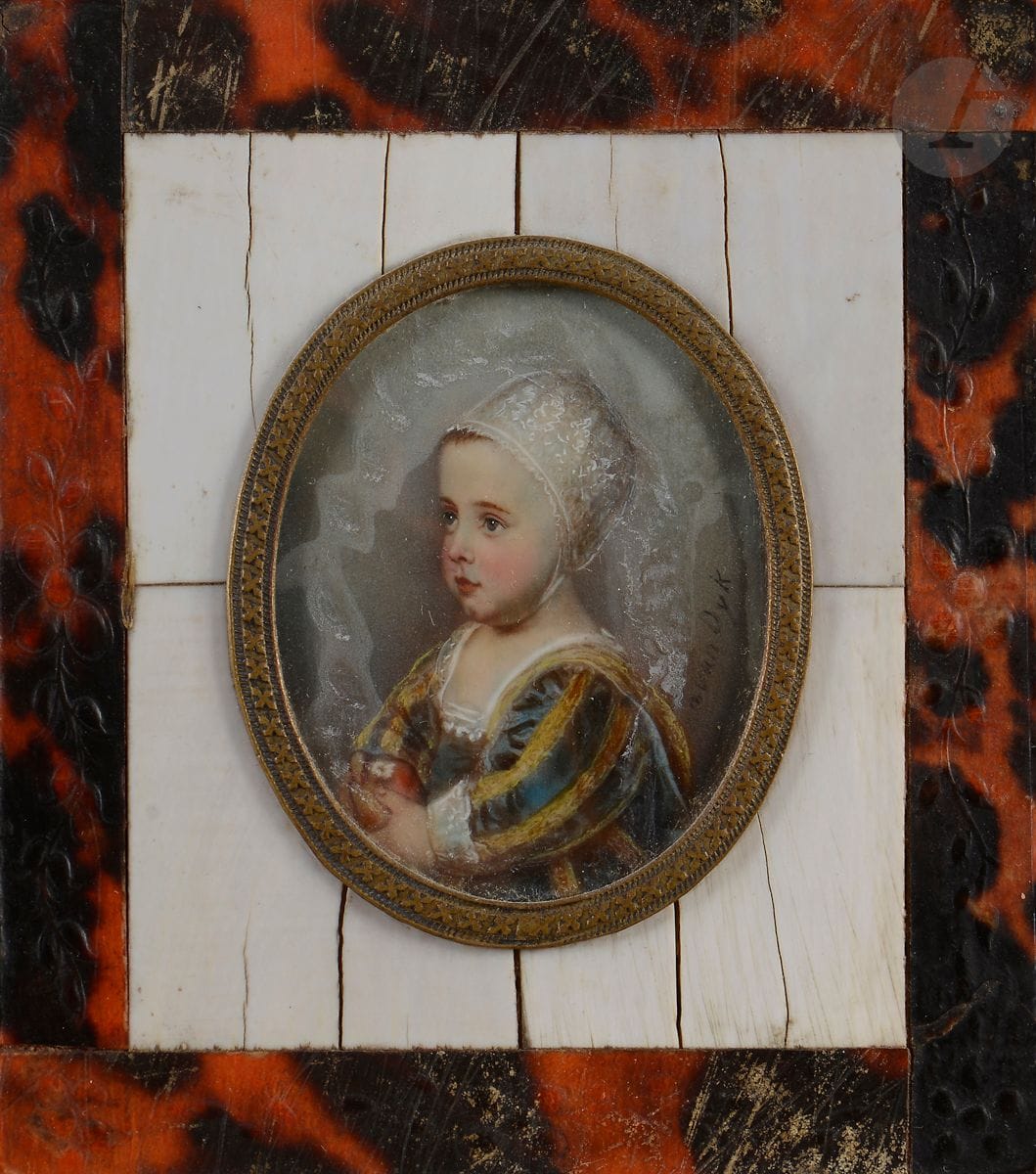École FRANCAISE du XIXe siècle
Portrait de petite fille au bonnet
Miniature.
Porte une signature « Van Dyk » en bas à droite
Cadre de forme carré en placage d’ivoire et d’écaille rouge
4,5 x 3,5 cm à vue 
(Traces d’humidité)

On joint une autre miniature représentant Elisabeth Vigée–Le Brun peignant dans son atelier d’après son autoportrait
XIXe siècle. Cadre similaire.