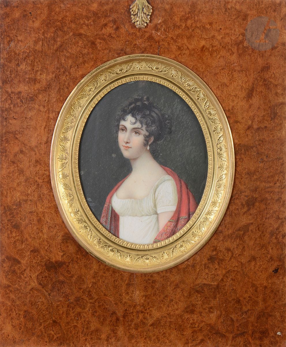 École FRANÇAISE de la fin du XIXe SIÈCLE 
- Jeune fille au châle rouge 
Miniature ovale sur ivoire signature apocryphe à gauche « Hollier »
10,2 x 8,2 cm à vue 
Poids brut : 387,7 g

- Jeune fille au collier de corail et au châle en mantille 
Miniature ovale sur ivoire, signature apocryphe à gauche « Hollier »
10 x 8,5 cm à vue
Beaux cadres en placage de loupe et larges visières de laiton doré à décor de guirlande feuillagée rect. 22 x 18,4 cm et 21,3 x 18 cm
Poids brut : 361,1 g