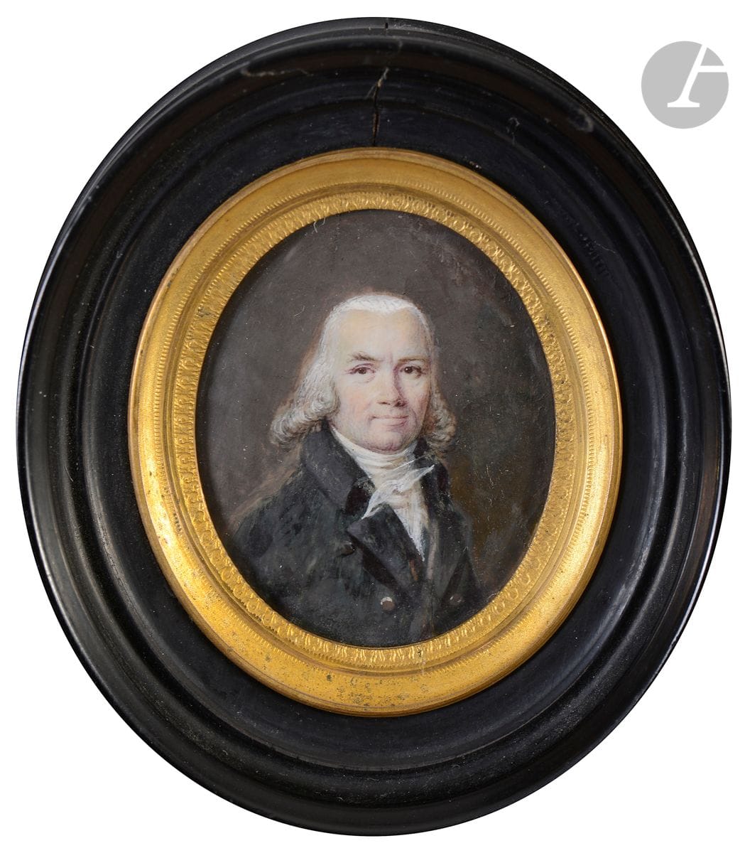 École FRANÇAISE, époque DIRECTOIRE / CONSULAT
Portrait d’homme en buste de trois-quarts à droite, cheveux poudrés, cravate montant au menton et nouée au milieu, costume anthracite
Miniature sur ivoire
3,6 x 2,9 cm à vue
Dans un médaillon en laiton doré et bois tourné ovale 6 ,8 x 6 cm. 
Poids brut : 50 g
(Petites fentes restaurées)
