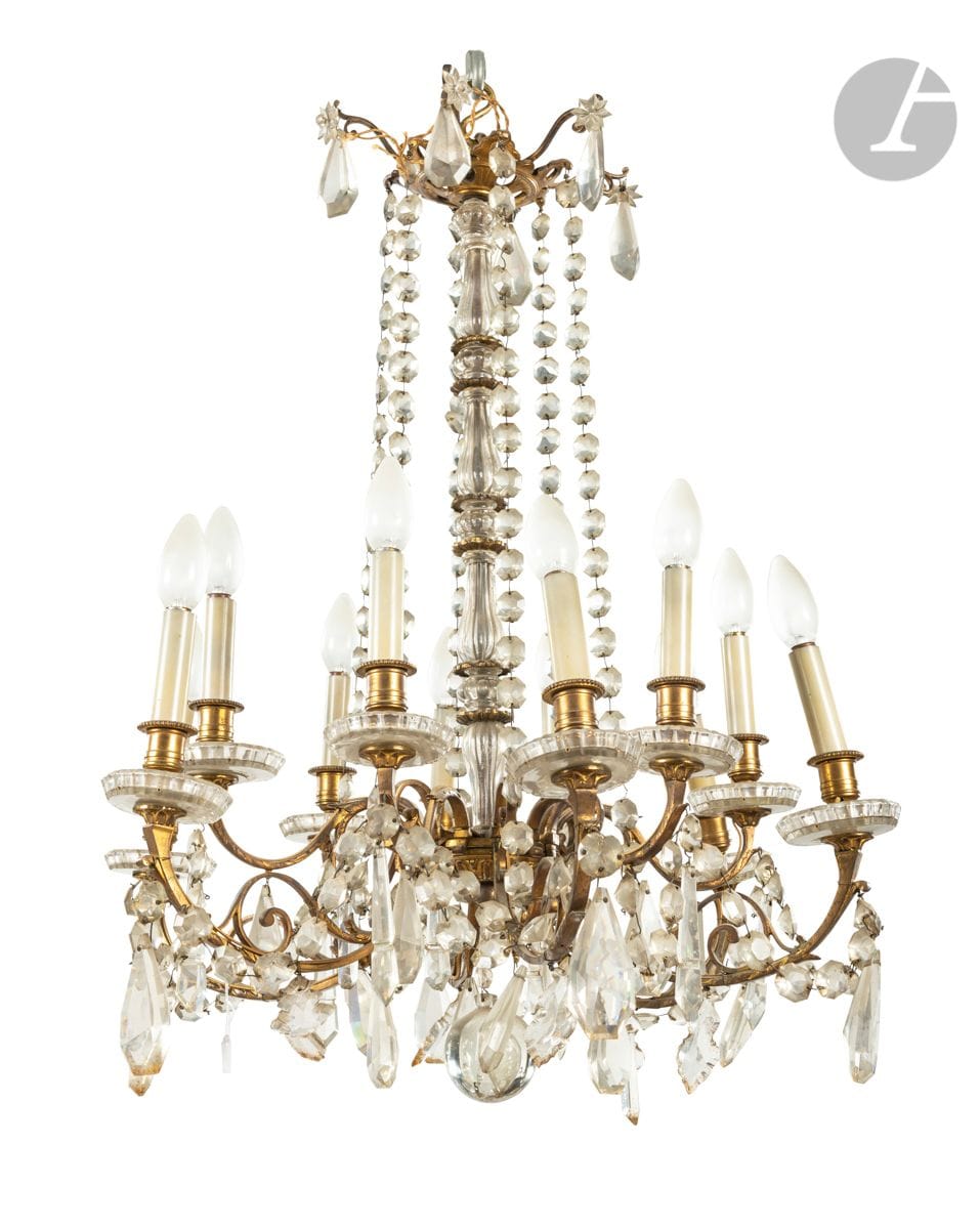 Lustre en bronze doré et verre taillé, à douze lumières et décor de pendeloques et cabochons ; (accidents et manques).
Fin du XIXe siècle.
H : 80 cm, D : 61 cm