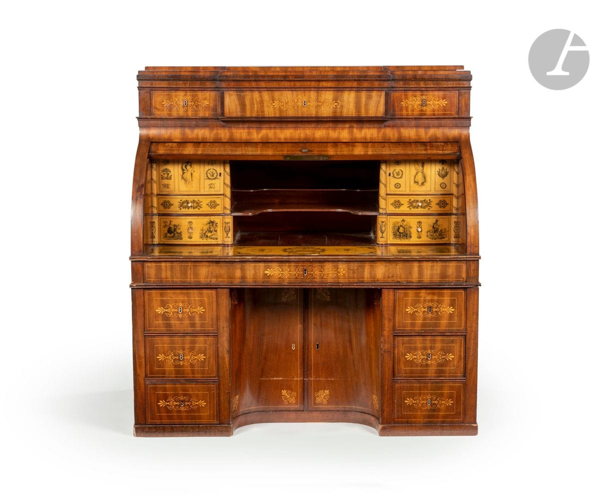 Secrétaire à cylindre en acajou flammé et marqueterie de bois clair ouvrant à huit tiroirs, trois vantaux et un cylindre découvrant six tiroirs et deux compartiments, l’intérieur à décor gravé de médaillons à l’antique, trophées et scènes galantes.
Probablement Allemagne, milieu du XIXe siècle.
H : 135 cm, L : 127 cm, P : 74 cm