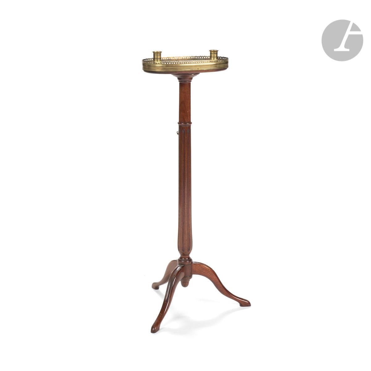 Guéridon porte-flambeaux en acajou mouluré, reposant sur un piétement tripode.
XIXe siècle.
H : 83 cm, L : 28 cm