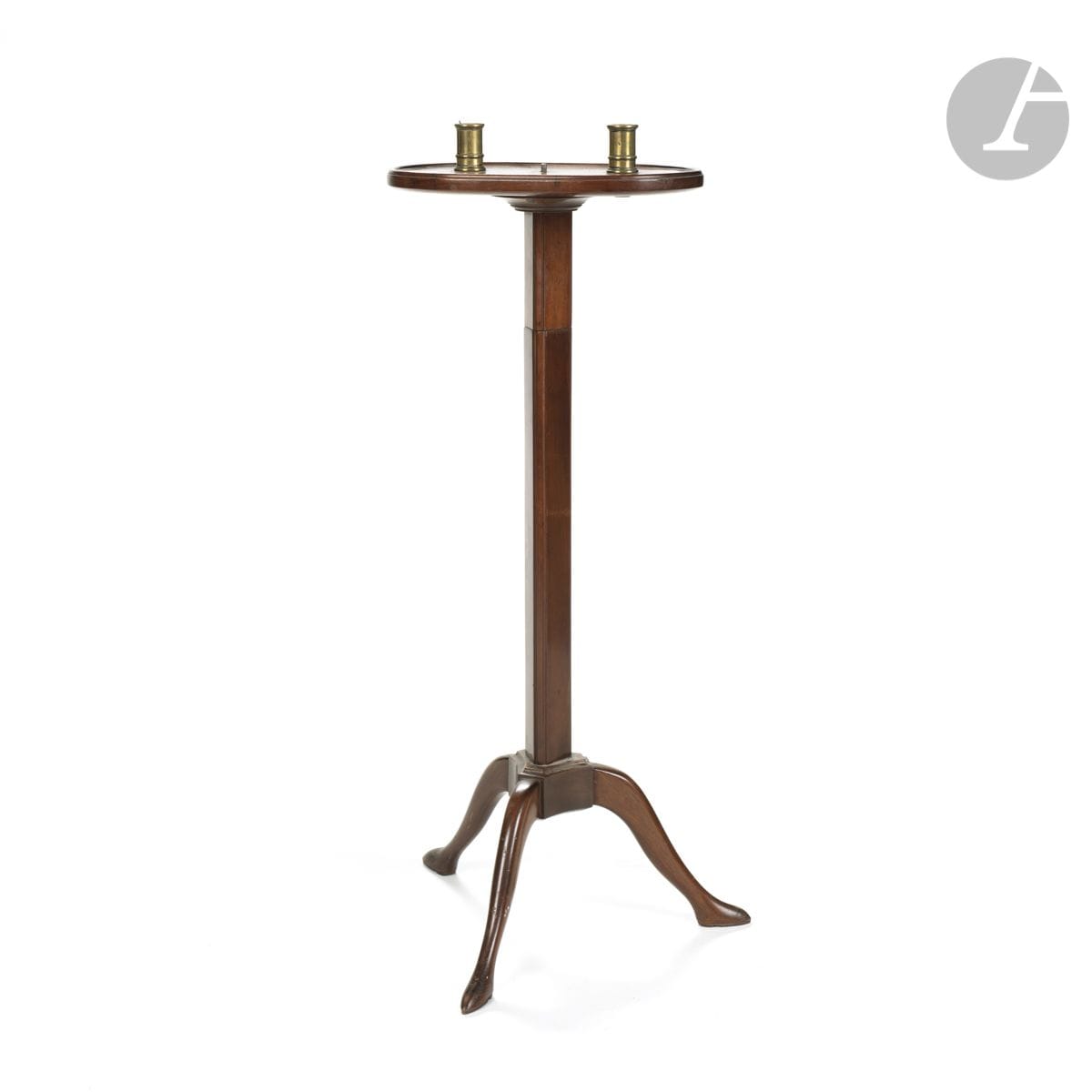 Guéridon porte-flambeaux en acajou mouluré, reposant sur un piétement tripode.
XIXe siècle.
H : 78 cm, L : 31 cm