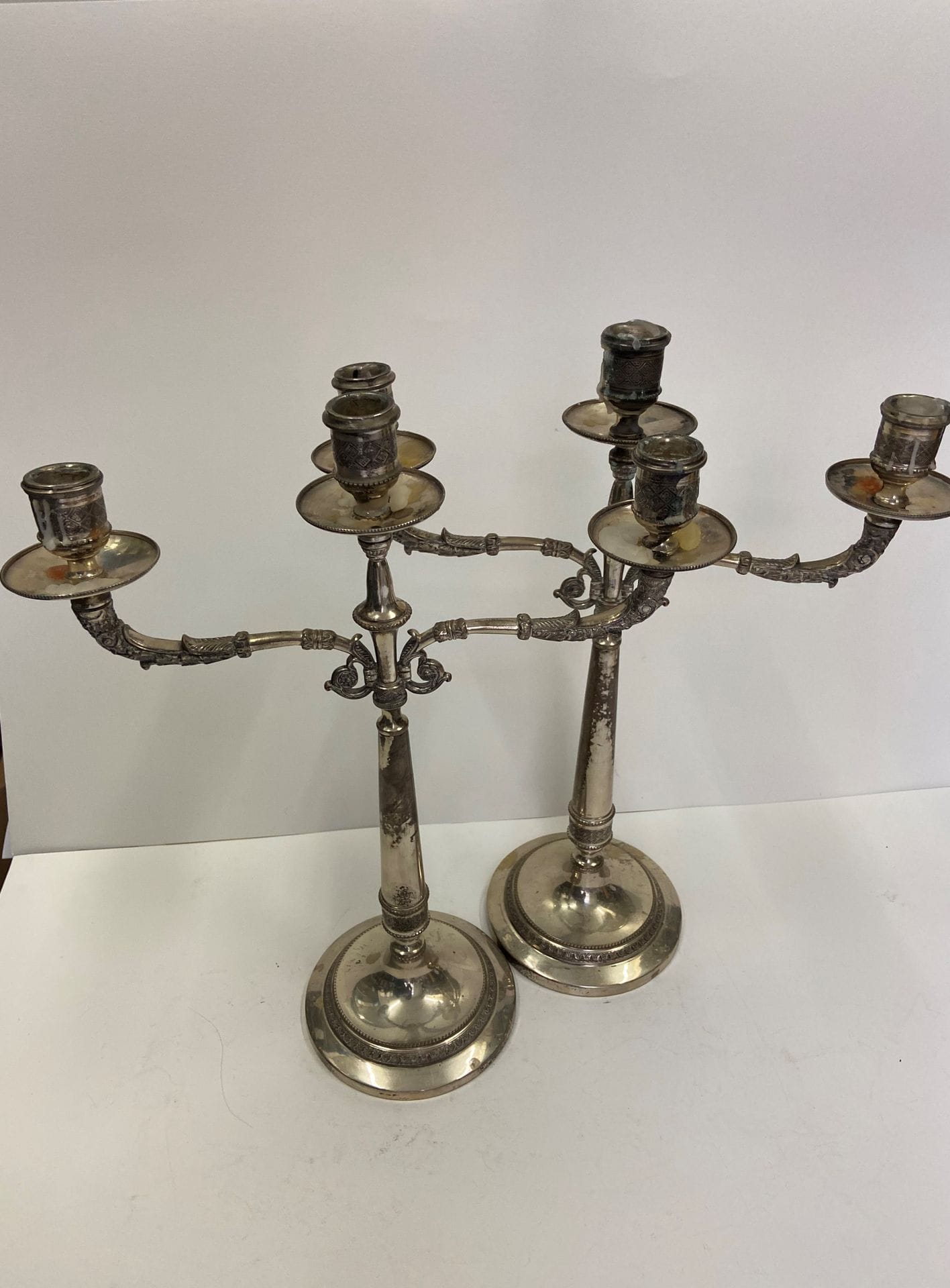 2 chandeliers en argent 3 lumières. Poids : 1317 g