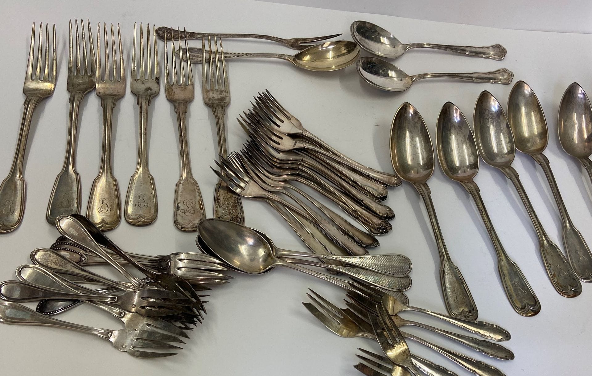 Fort lot de fourchettes et cuillères en argent . Poids 1863 g
(diverses tailles et modèles)
On joint un couvert en métal