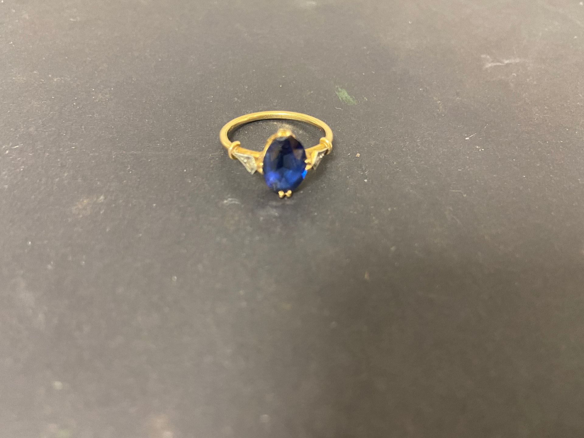 Bague en or jaune (18K) sertie d'un saphir synthétique.Poids brut : 2.7 g
T.52