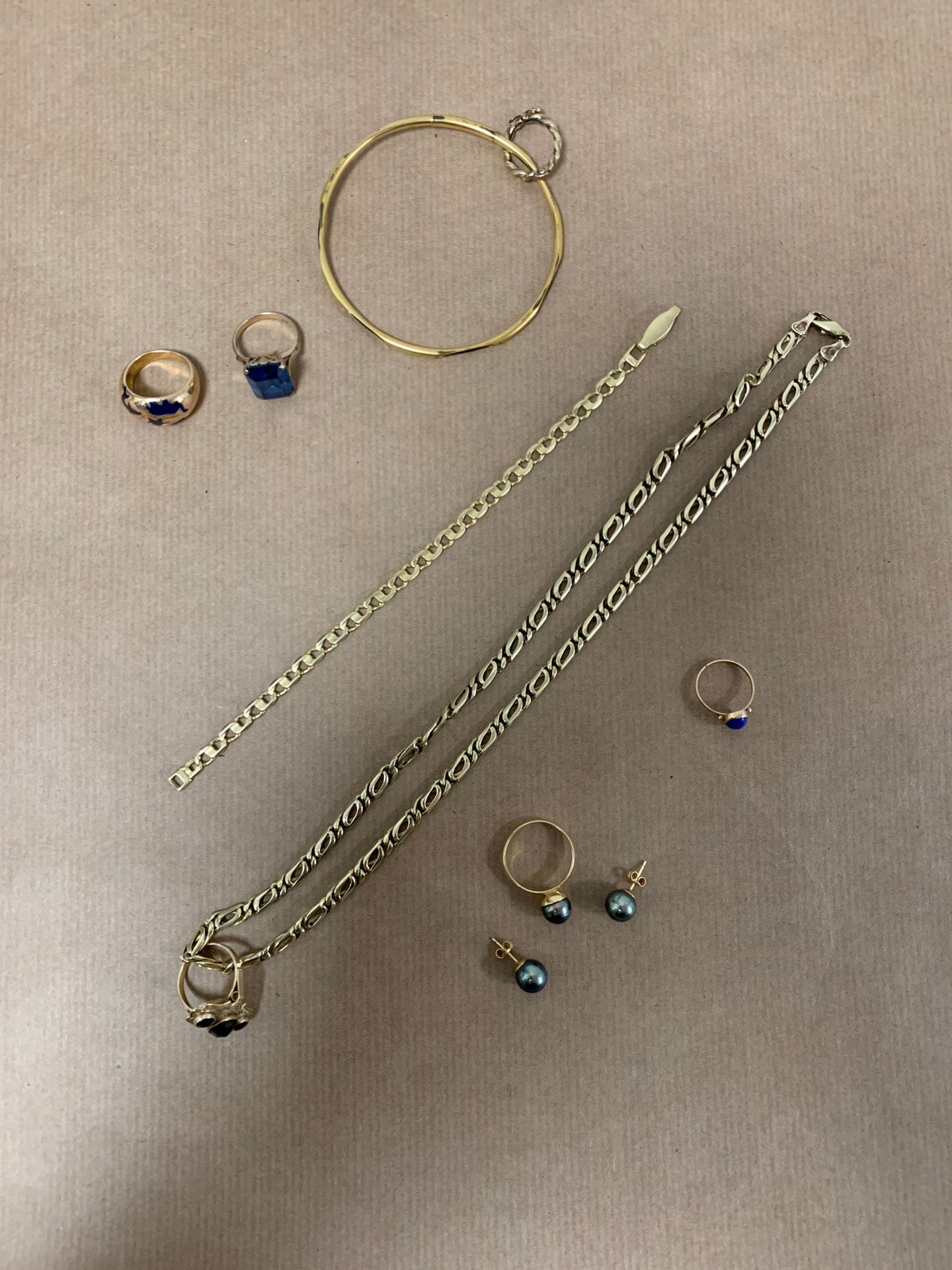 
Lot de bijoux en or (14K et 18K). Poids brut: 69,5 g 

- 1 collier et 1 bague, en or (14K). Poids brut: 48,8 g

- 1 bracelet souple, 2 bagues et 1 paire de BO perles grises, en or (18K). Poids brut: 20,7 g



On joint un bracelet jonc, 1 fermoir et 2 bagues en métal.
