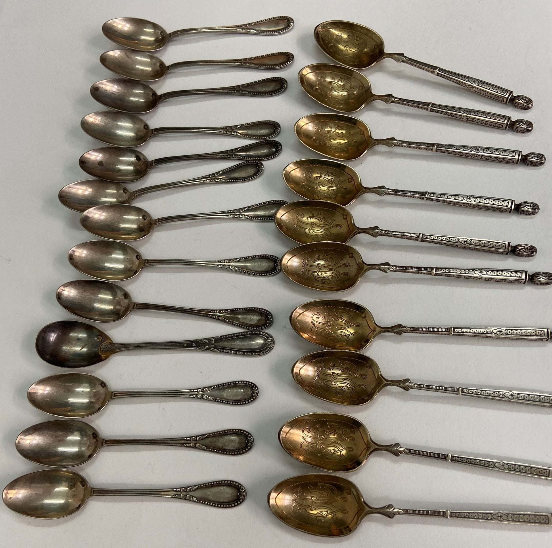 Fort lot de petites cuillères argent et vermeil. Poids :1434 g