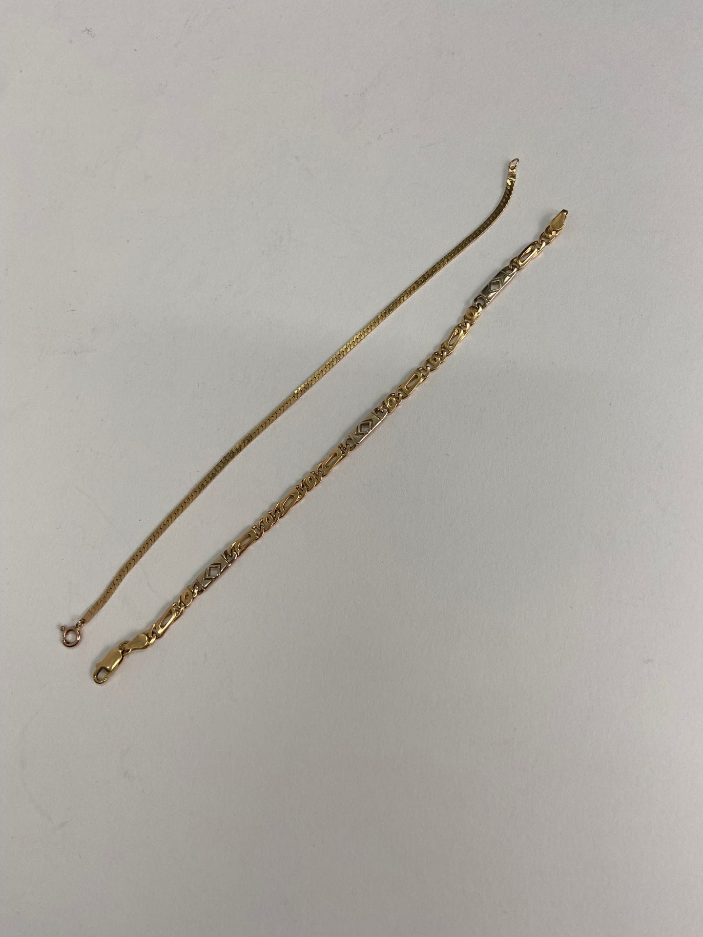 Bracelets souple en or (18K). Poids 9.7 g
On joint un bracelet souple en or (14K). Poids: 2,9 g