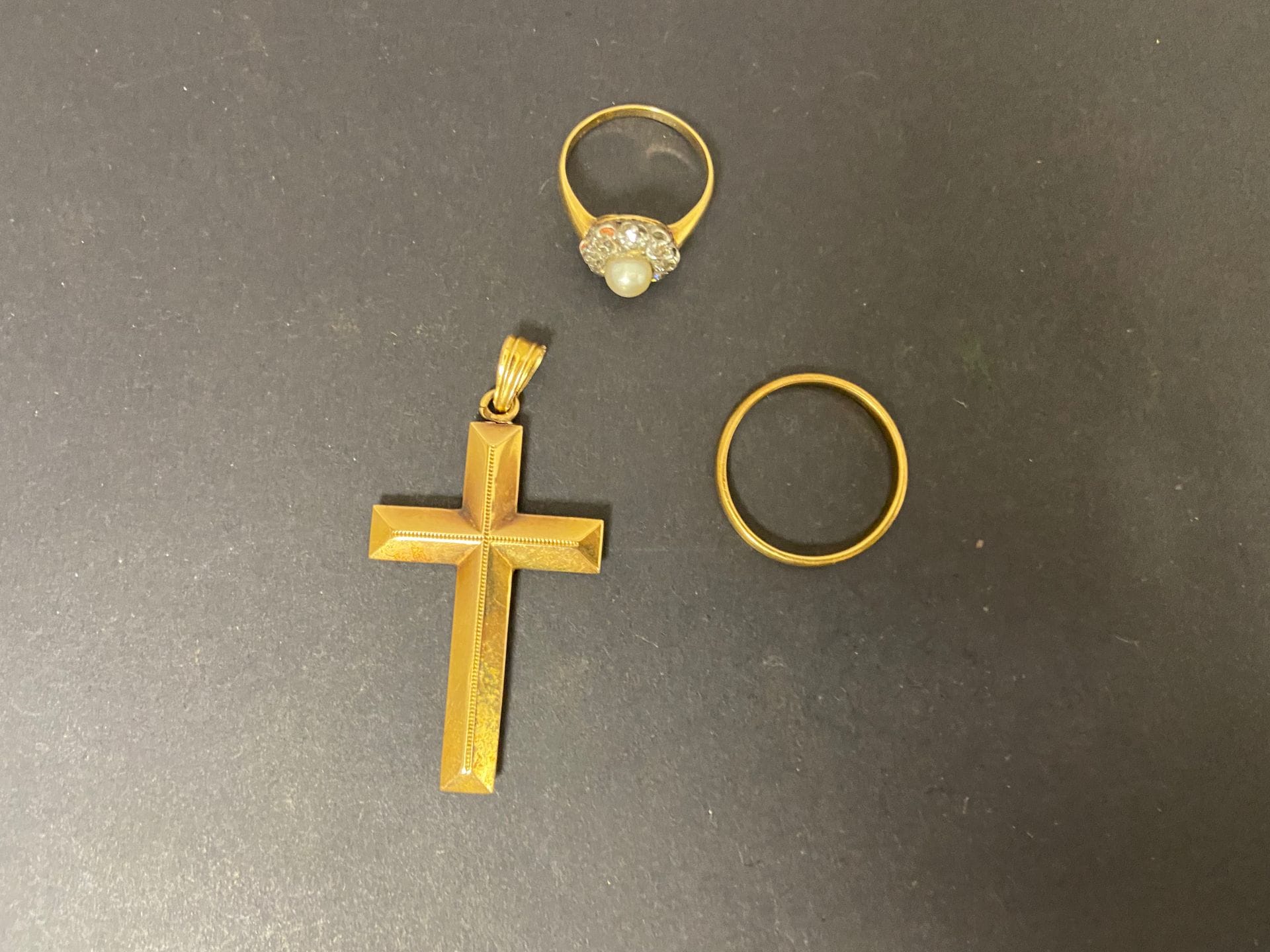 Lot de bijoux en or (18K). Poids brut : 5,2 g
- une croix pendentif
- une alliance 
- une bague avec brillants et perles sertis en platine (2,2 g)(T.44)