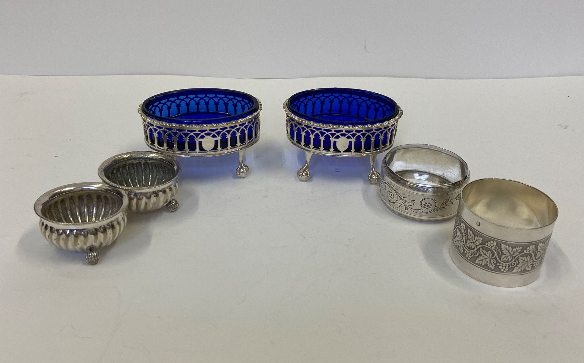 Lot de 6 pièces en argent. Poids : 240 g 
- 2 salières, montures en argent. Poids : 102 g
- 2 salerons  Poids : 63 g  
- 2 ronds de serviette. Poids : 75 g