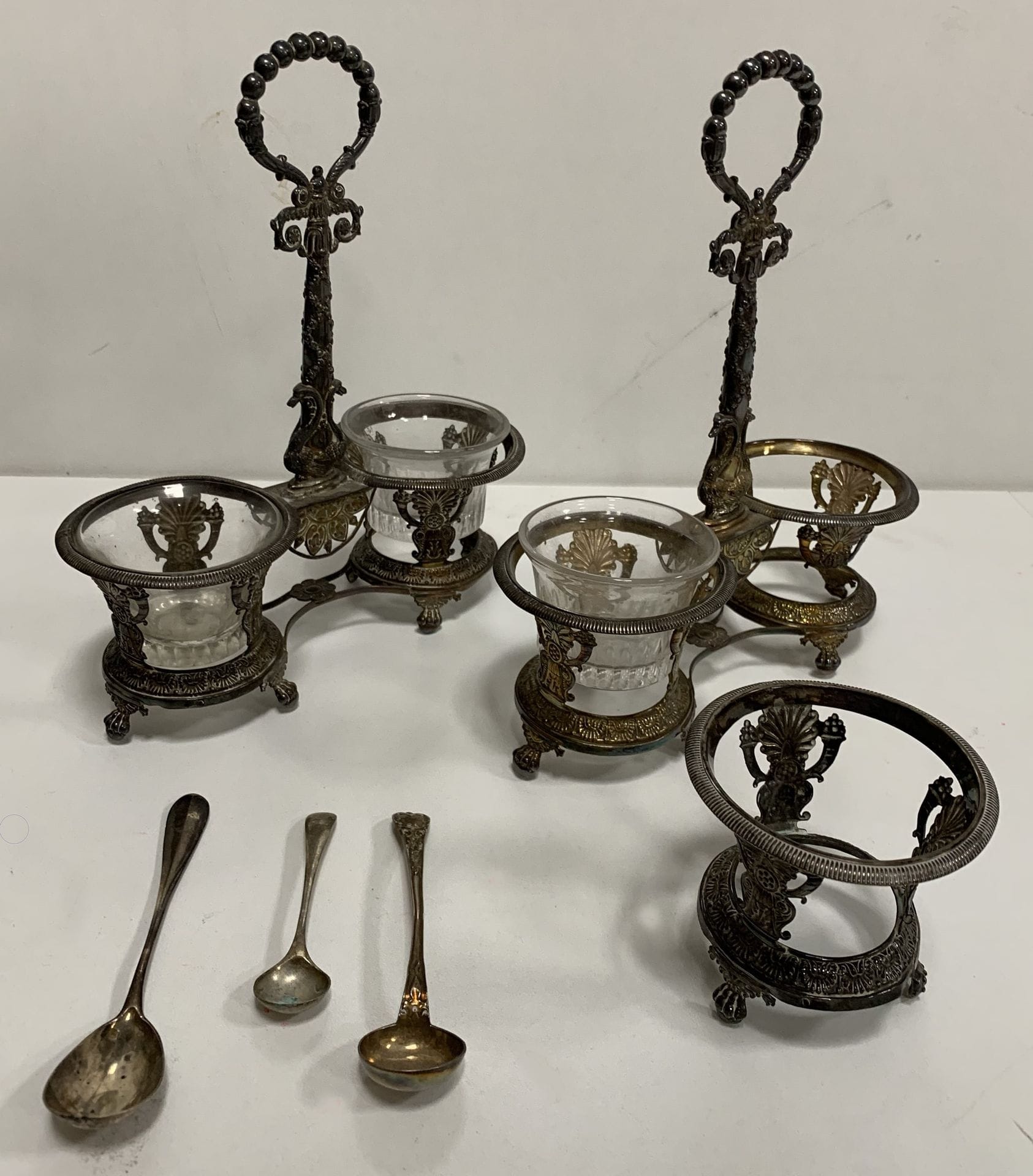 
Lot d'argenterie. Poids 335,4 g

- 2 huiliers vinaigriers 

- 1 monture de moutardier

- 3 petites cuillères dépareillées 

On joint 3 recipients en verre
