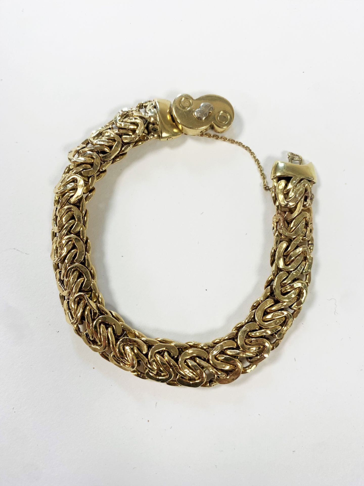 Bracelet en or (18K) articulé avec femoir en S. Poids 22.3 g