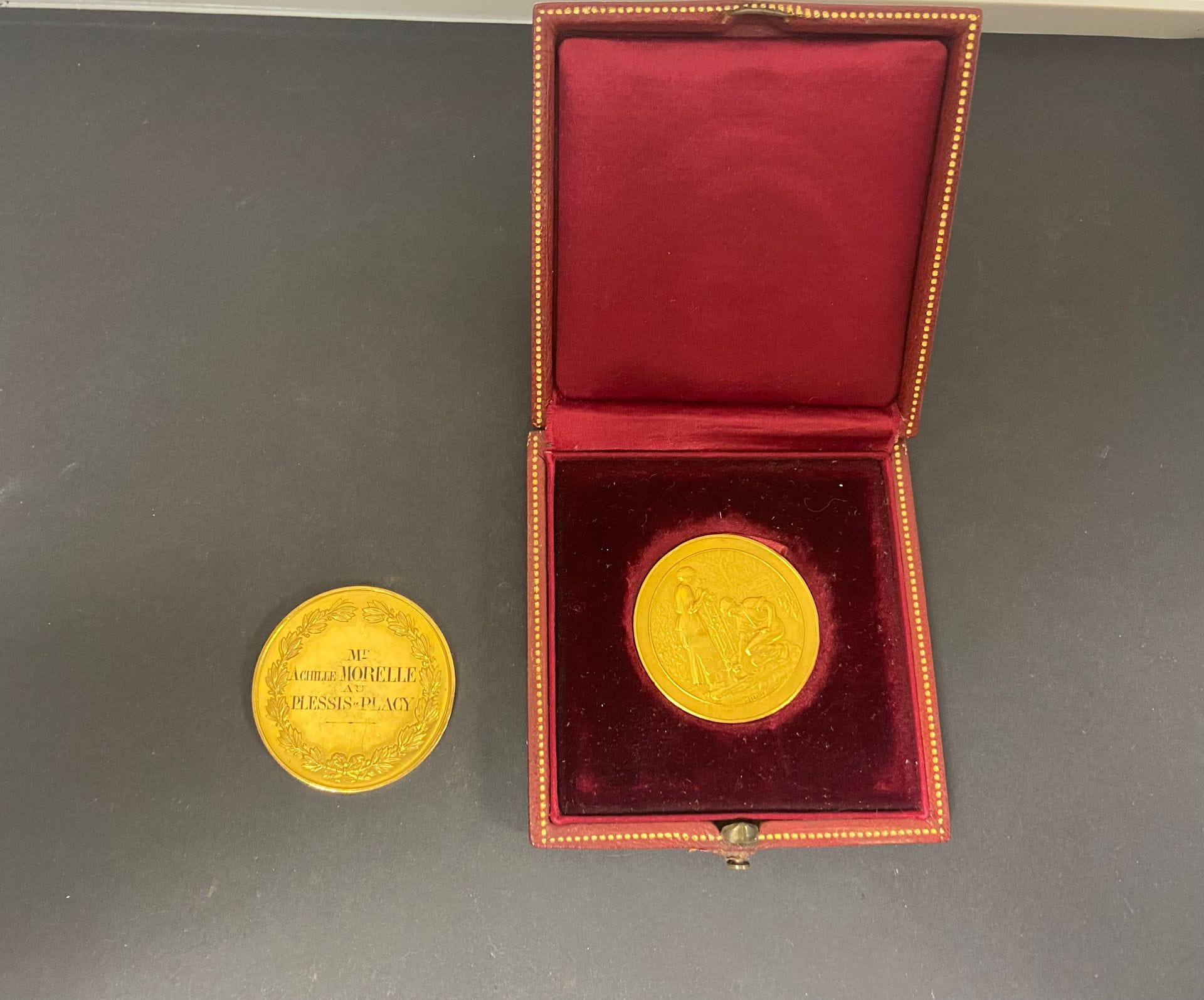 2 médailles en or (22K). Poids : 46,1 g
- Concours départemental agricole à Meaux 1892. Poids: 26 g
- Médaille Arthus Bertrand. Sté d'acclimatation du Golfe de Gascogne. congès de Biarritz. 1914. Poids: 20,1 g
dans son etui rouge accidenté joint.