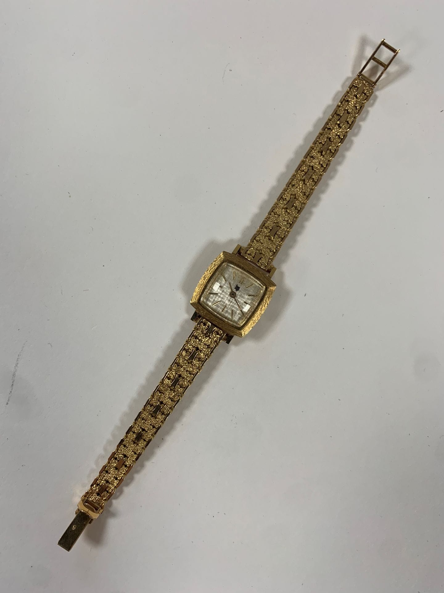 LIP. Montre de dame en or (18K) jaune. Poids brut : 24,9 g