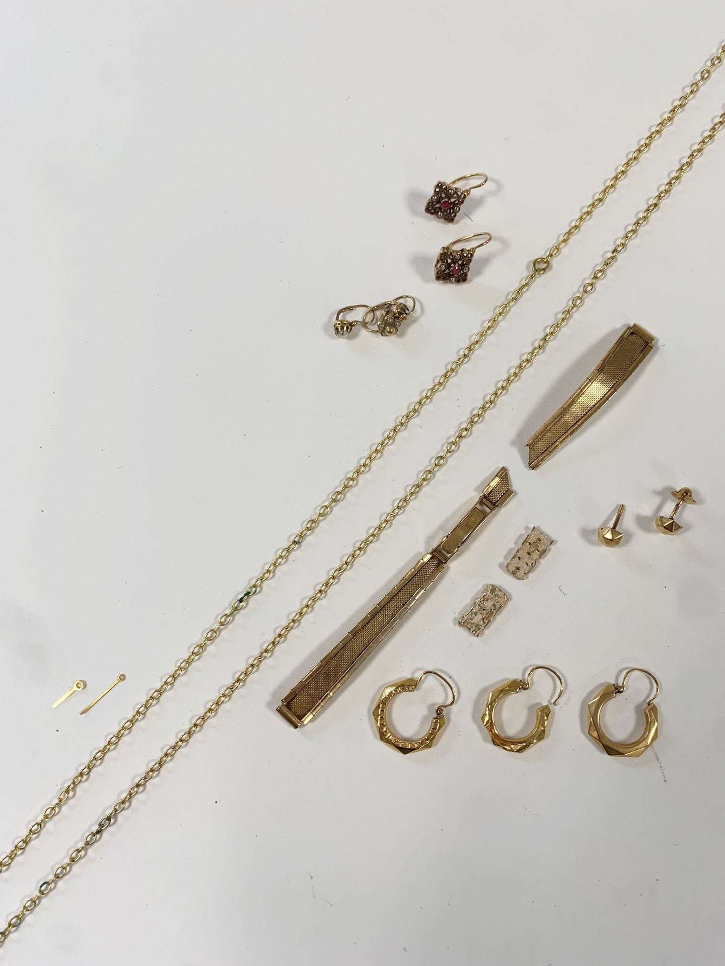 Lot de bris d'or (18K). Poids : 14,8 g
(bracelet de montre et morceaux, 5 boucles d'oreille)
On joint 5 boucles d'oreille en or (18K) serties de perlettes et pierres. Poid brut: 2,7 g
On joint une chainette et un paire d'aiguilles en métal