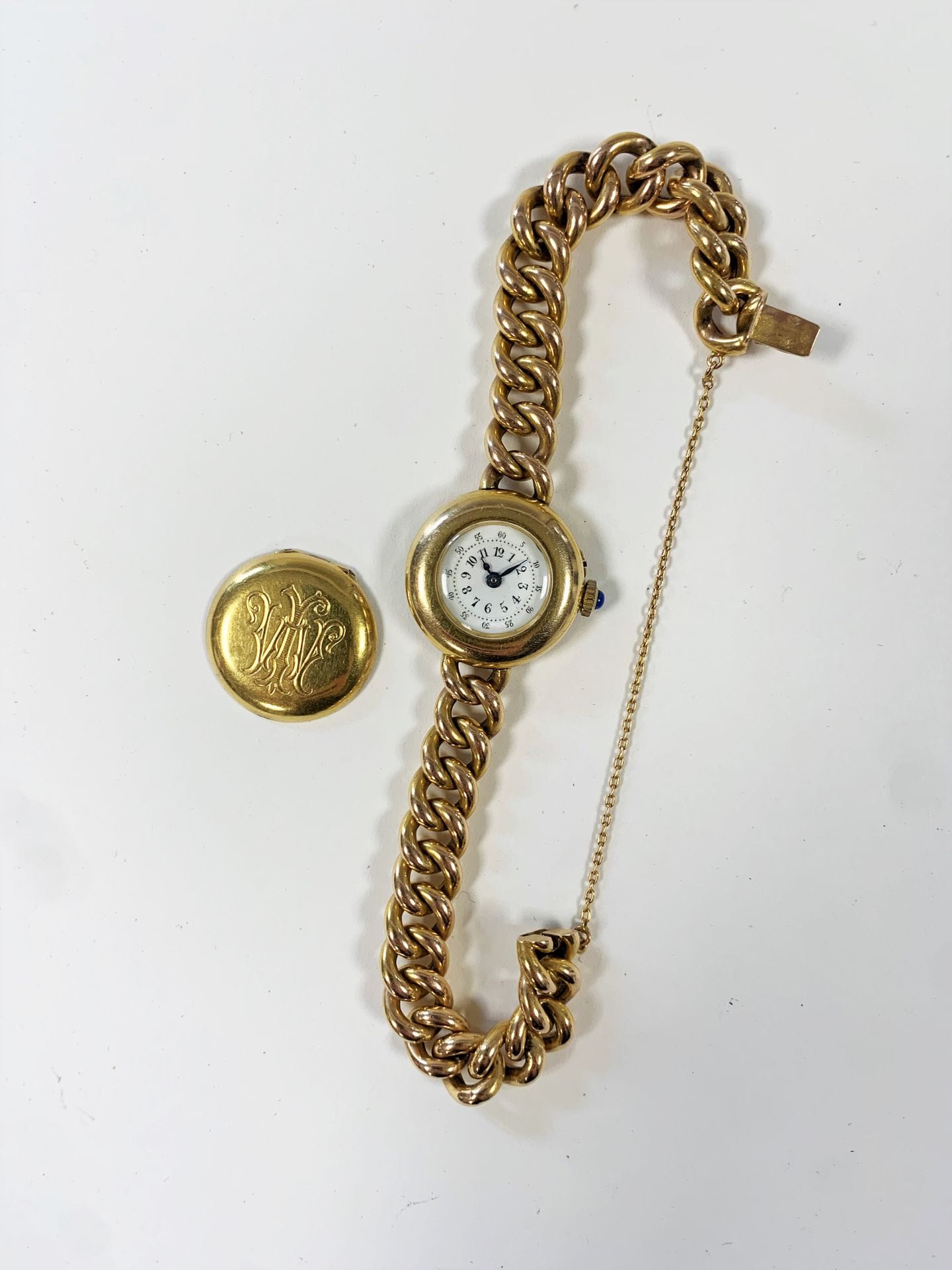 Montre bracelet de femme en or (18K) boitier circulaire bracelet maille gourmette 
Poids brut: 30.7 g
(accident)