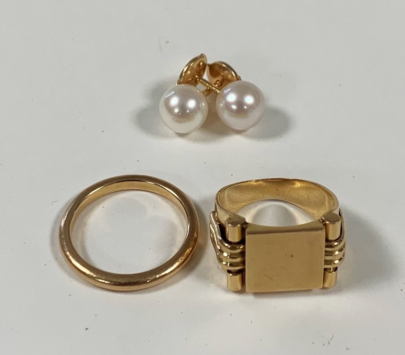 Lot de bijoux en or (18K) jaune comprenant une alliance (T53) et une chavalière (T48).
Poids : 11,8g
On joint une paire de puces d'oreilles en or (18K) ornées chacune d'une perle de culture. 
Poids brut : 2,6 g
