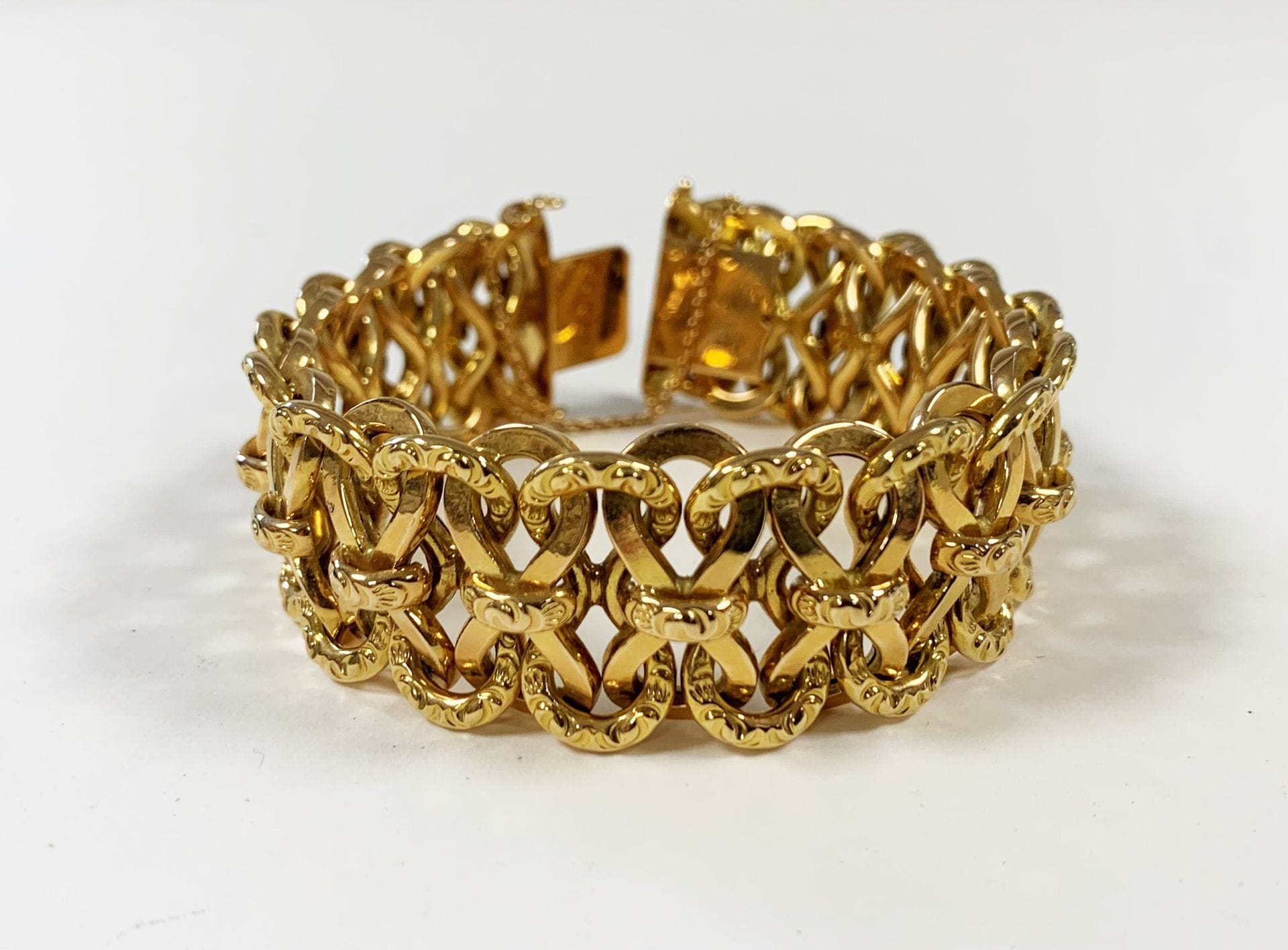 Bracelet en or (18K) jaune à maillons. Poids : 45,6 g
Boite jointe.