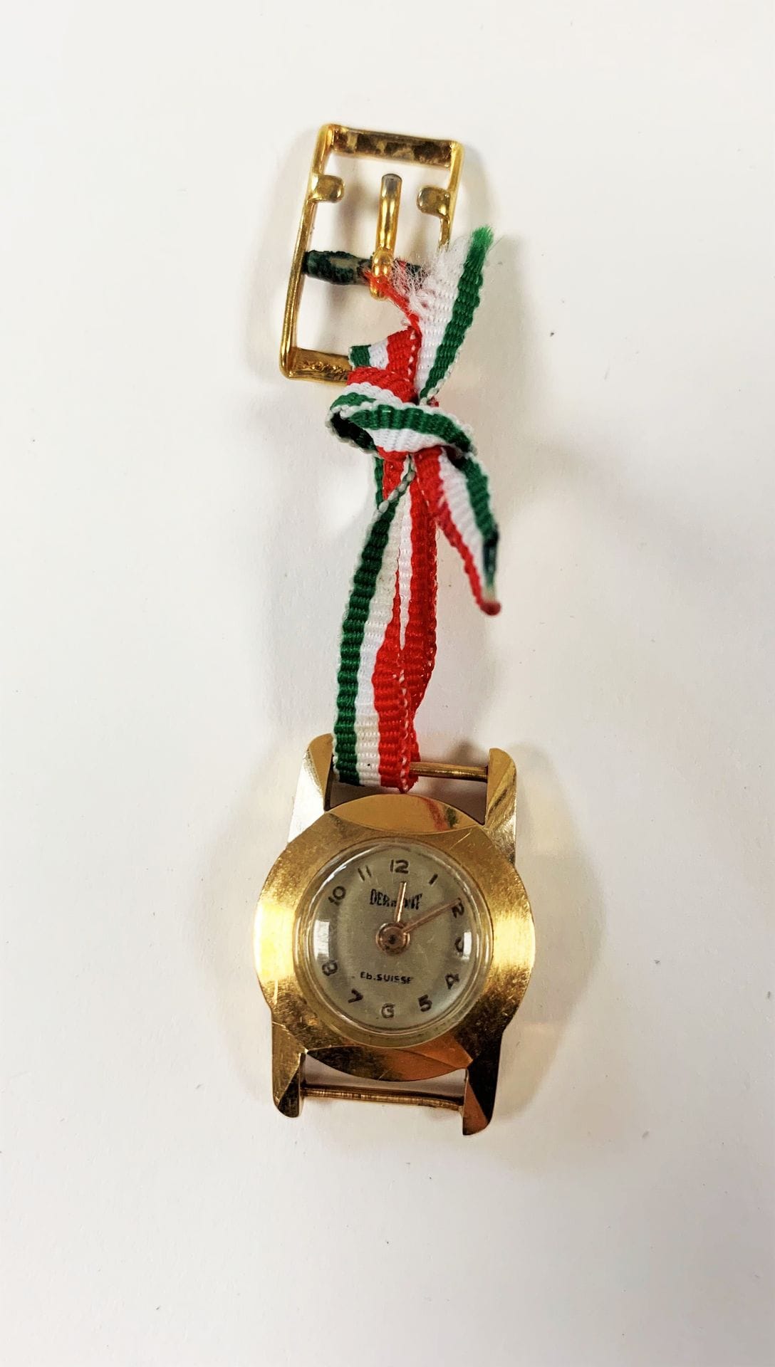 
DERMONT. Montre de dame ronde en or (18K). Poids brut :9,7 g

on joint un fermoir en métal doré.
