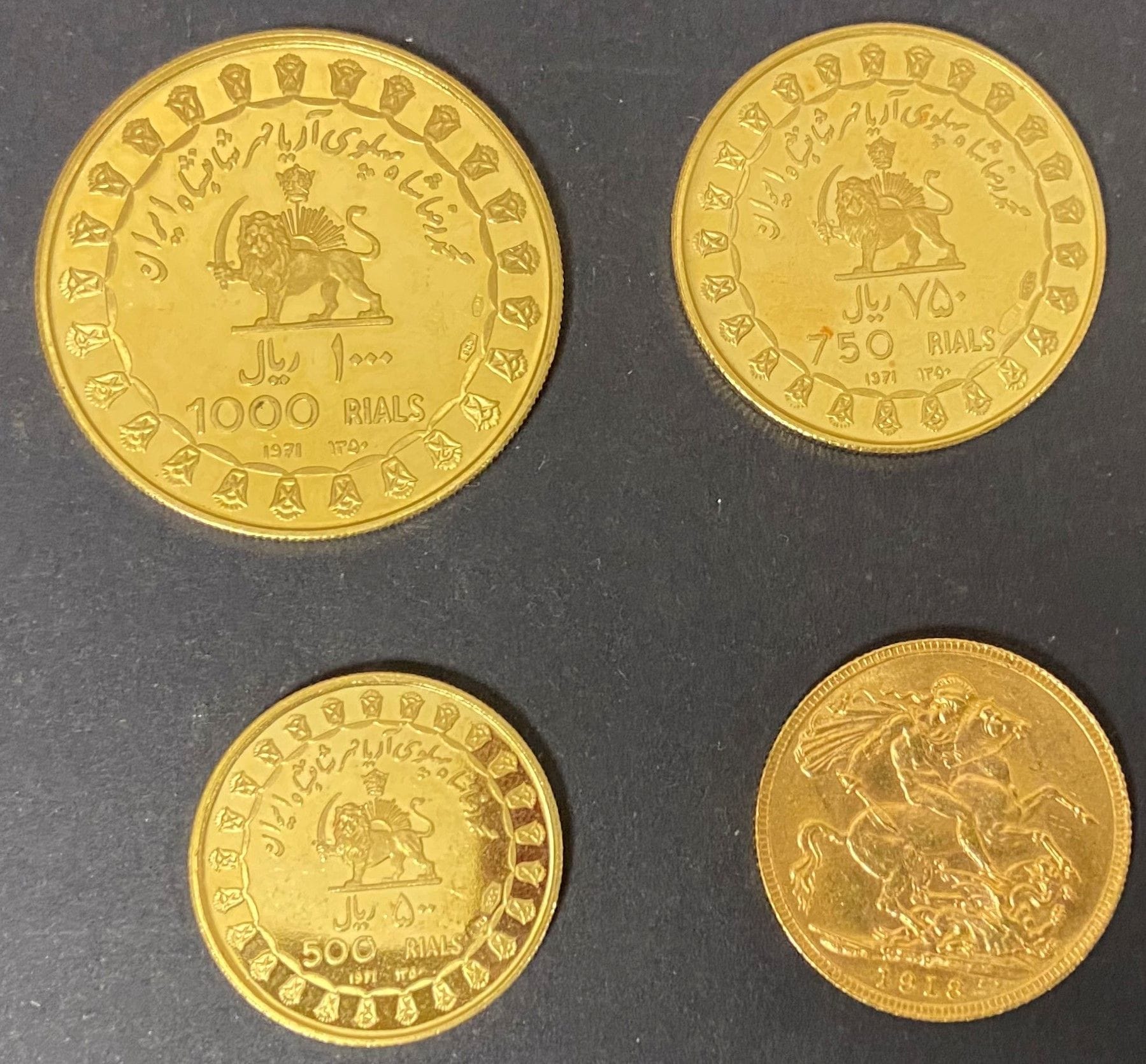 
Lot de 4 pièces en or :



- 3 pièces iraniennes en or (21,5K): 1000 Rials, 750 Rials, 500 Rials. 



- 1 Souverain en or. Type Georges V. 1918 P.



Poids net : 37,40 g
