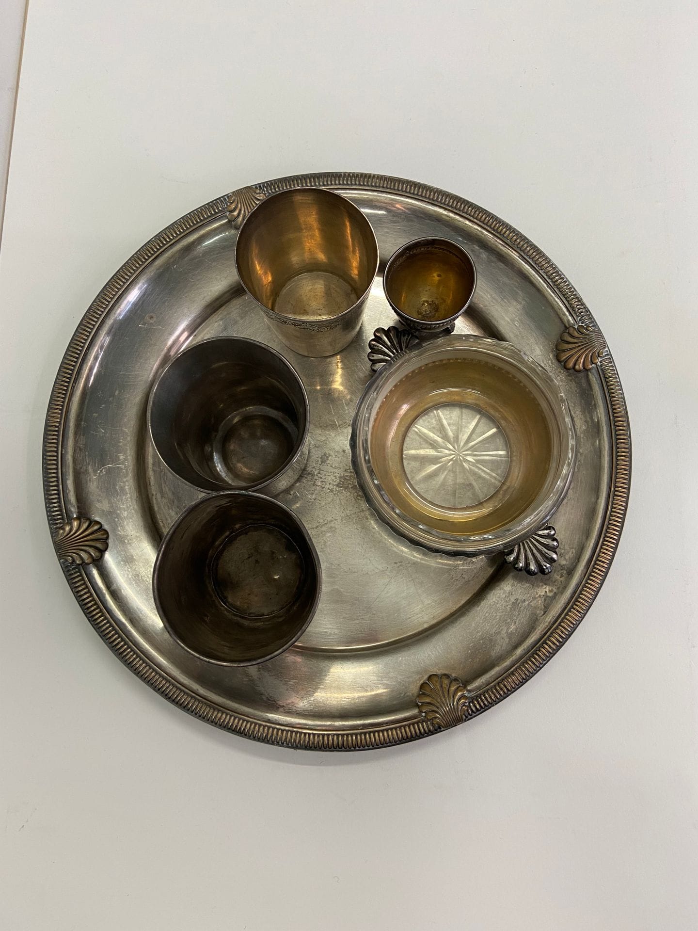 Lot de 5 pièces diverses en argent. Poids: 882 g
(3 timbales, 1 coquetier, 1 plat rond)
On joint 1 coupelle en verre cerclée de métal argenté.
