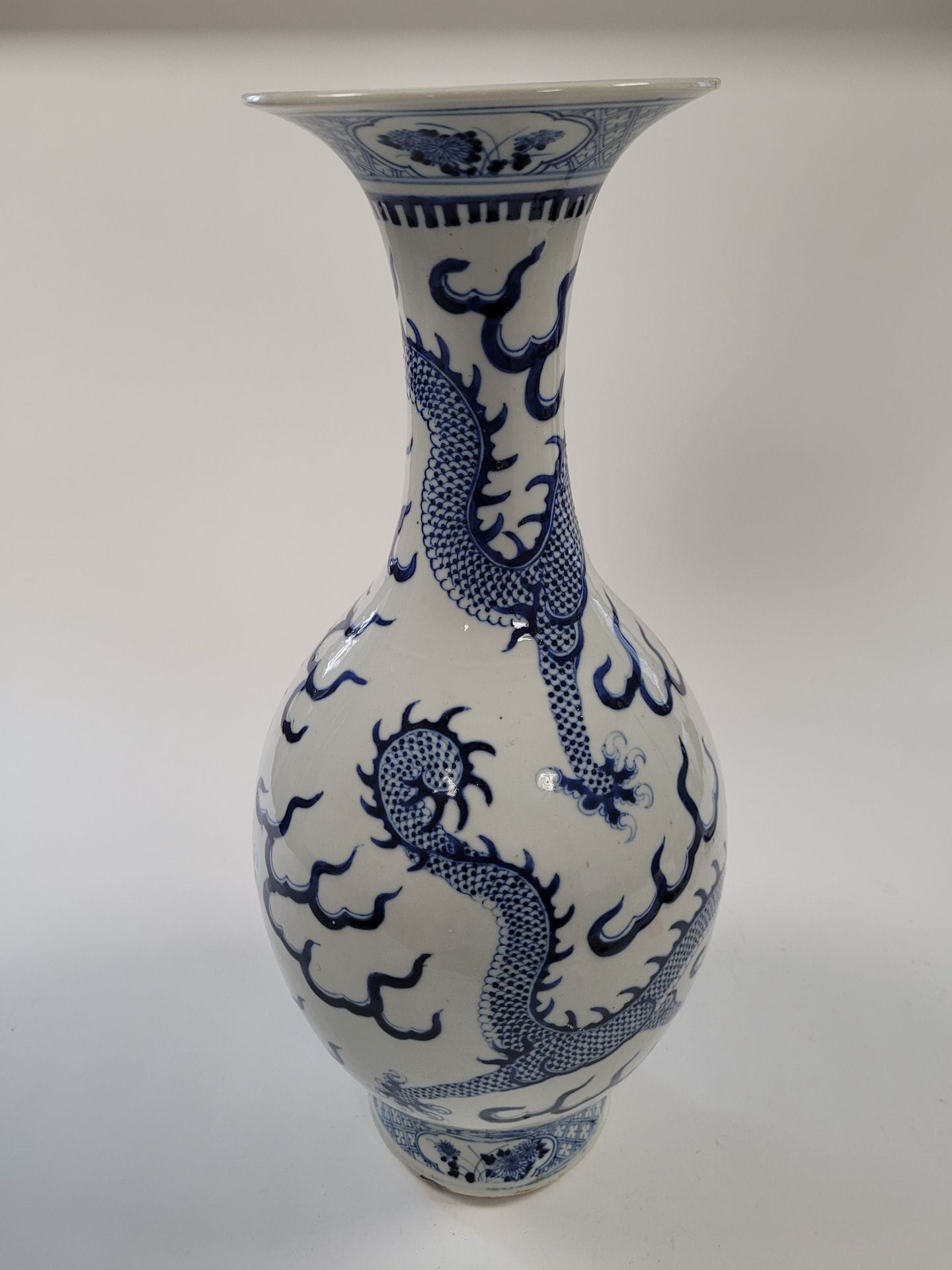 Large white leu porcelain vase, China, late 19th - early 20th
centuryDecorated with dragons chasing the sacred pearl. 
Height: 46
cmRestored
neck
.



