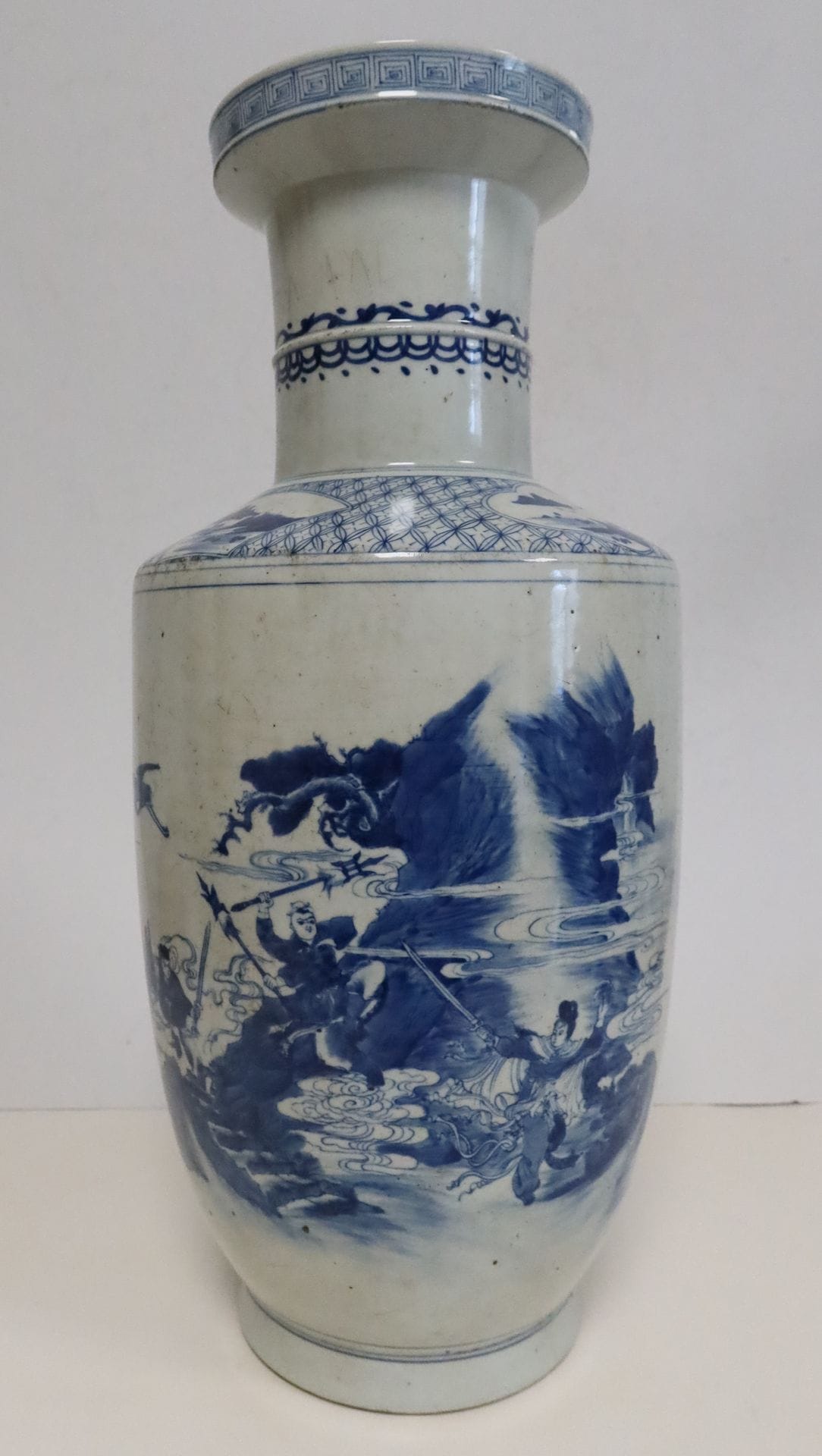 Porcelain vase, China, late 19th centuryA
cylindrical body, decorated with a blue and white mythical scene and calligraphy. Scratches.
Height : 45 cm

