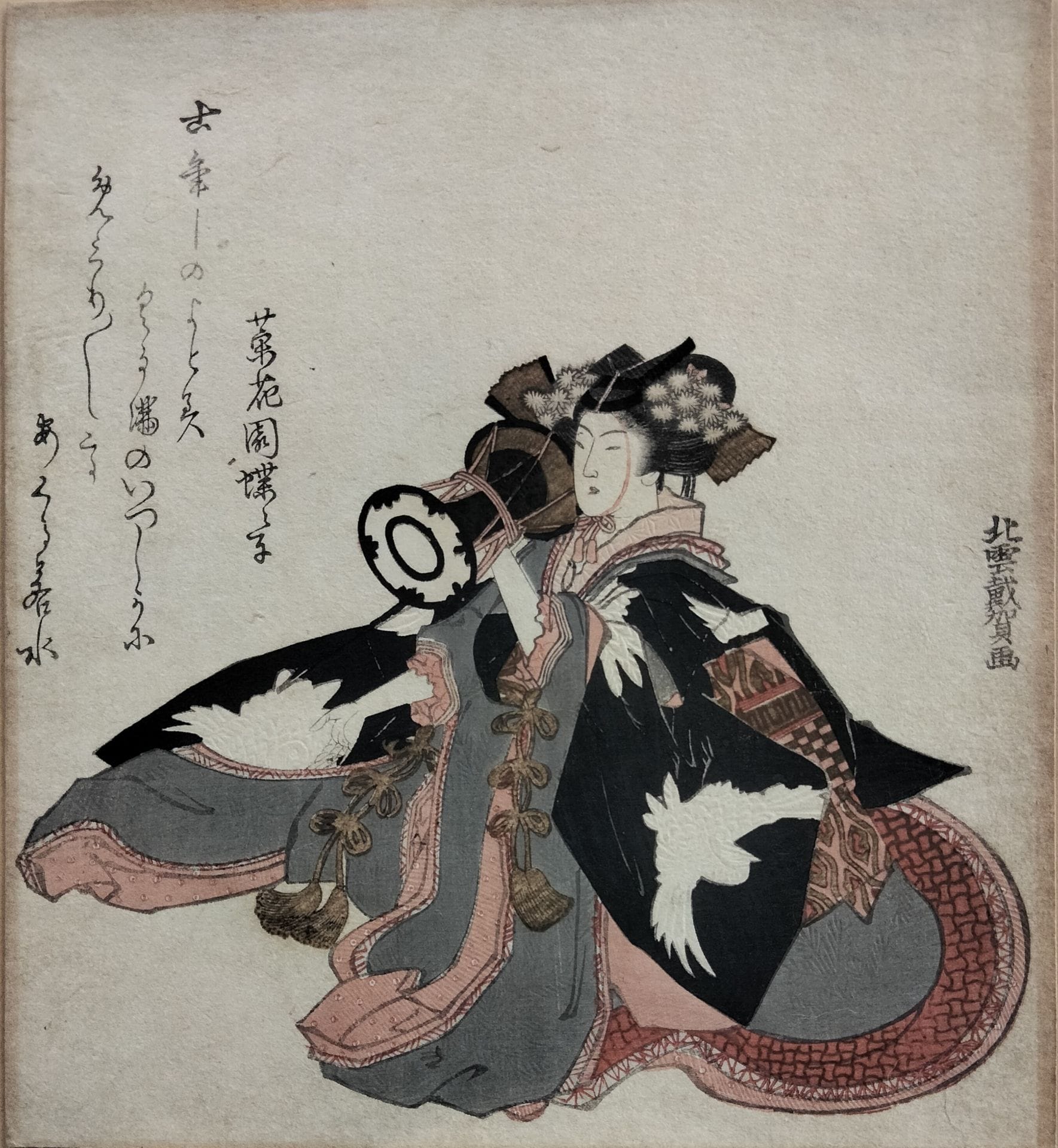 Estampe surimono shikishiban, Japon, XIXe siècle
Représentant une courtisane assise jouant du tambourin dans un intérieur, motifs gauffrés. Etiquette au dos indiquant signée Hokounoun. Traces d'insolation sur les bords, traces de scotch et de stylo au verso. Cadre.