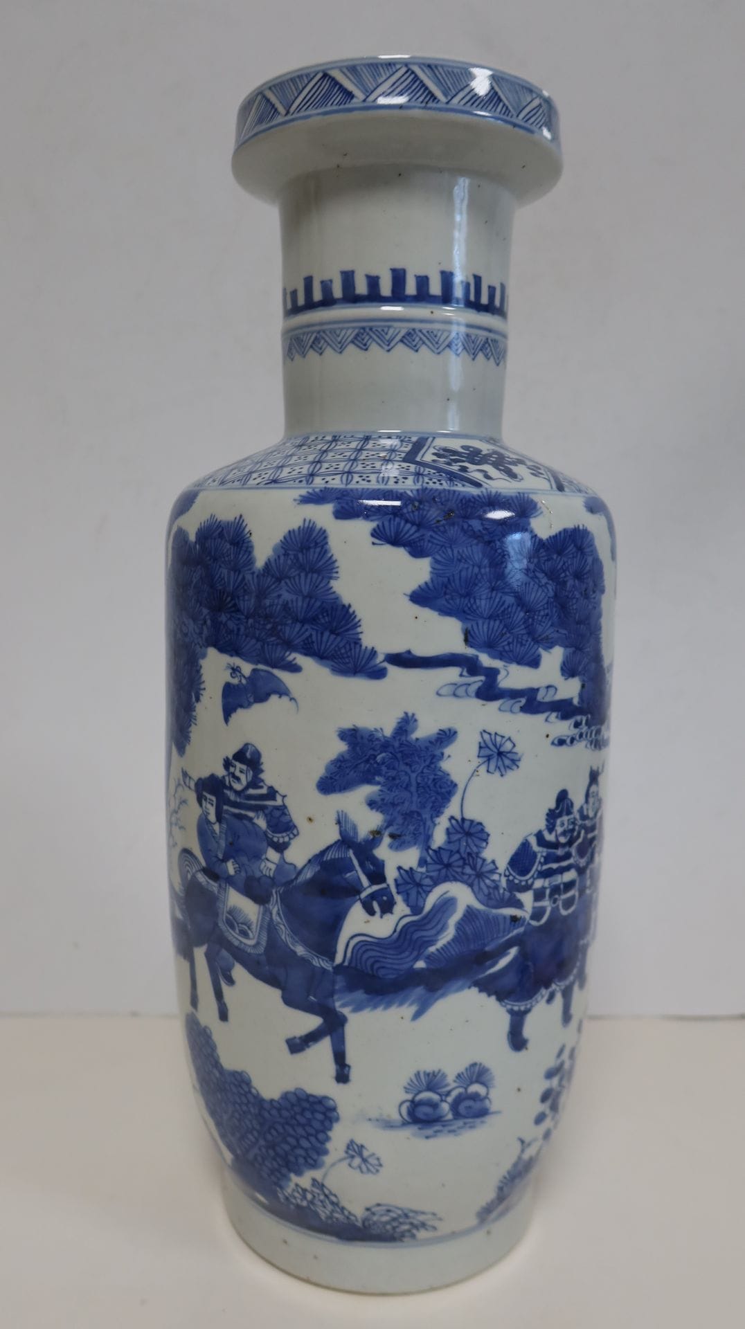Vase en porcelaine, Chine, fin XIXe siècle
A panse cylindrique et décor bleu blanc d'une scène de guerriers dans un paysage arboré
Hauteur : 42 cm
