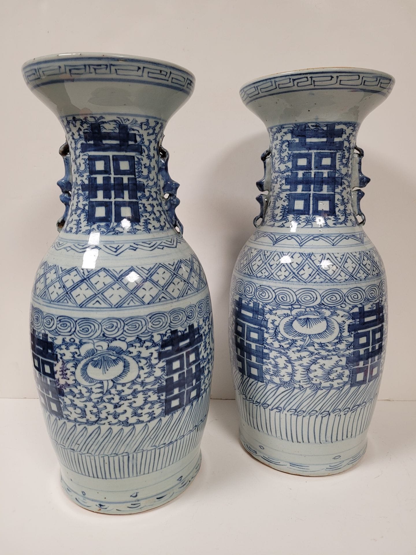 CHINA, 20th centuryPair of
porcelain vases decorated with blue and white characters of double happiness and friezes of Greek on a background of foliage, handles in the form of double chimera. 
Height : 45 cmChips
and cracks on the neck, restorations.


